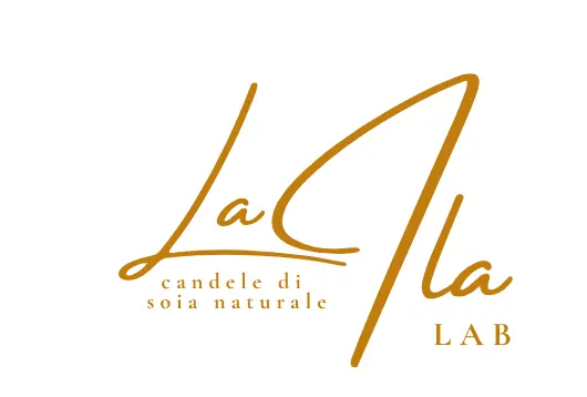 Logotipo de La Ila Lab en caligrafía dorada, con el texto «candele di soia naturale».