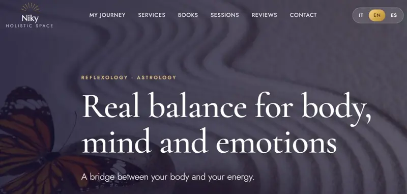 Captura de la página de inicio de la web de Niky Holistic Space, con un fondo de arena en tonos violeta y un titular en tipografía serif blanca.